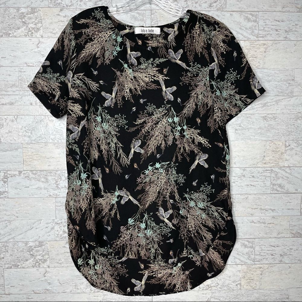 lulu e. bebe Silky Black With Floral Bird Print Short Sleeve Top Size Small